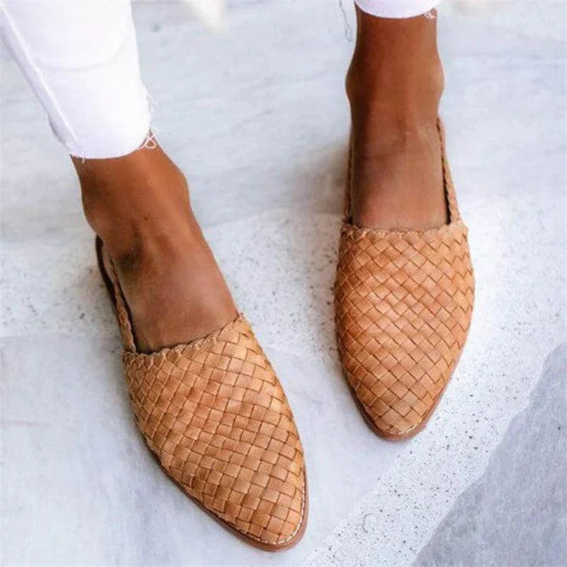 Chic leather loafers with woven pattern