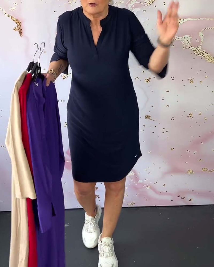 Hanneke -Solid-colored dress with V-neck